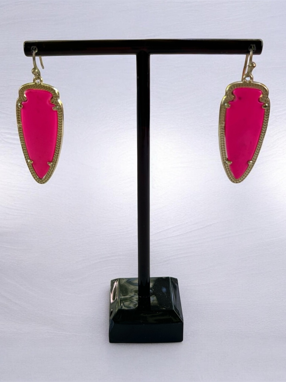 Kendra Scott Skylar Arrowhead Drop Earrings in Neon Pink & Gold